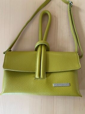 Italian leather yellow-green handbag with detachable leather strap